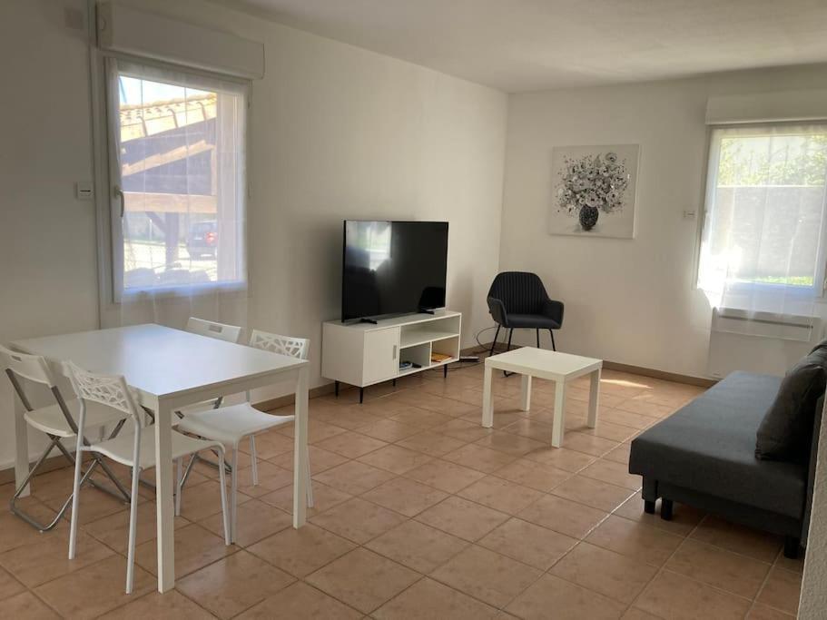 Apartment Tres Calme, 800 M De Le Cite